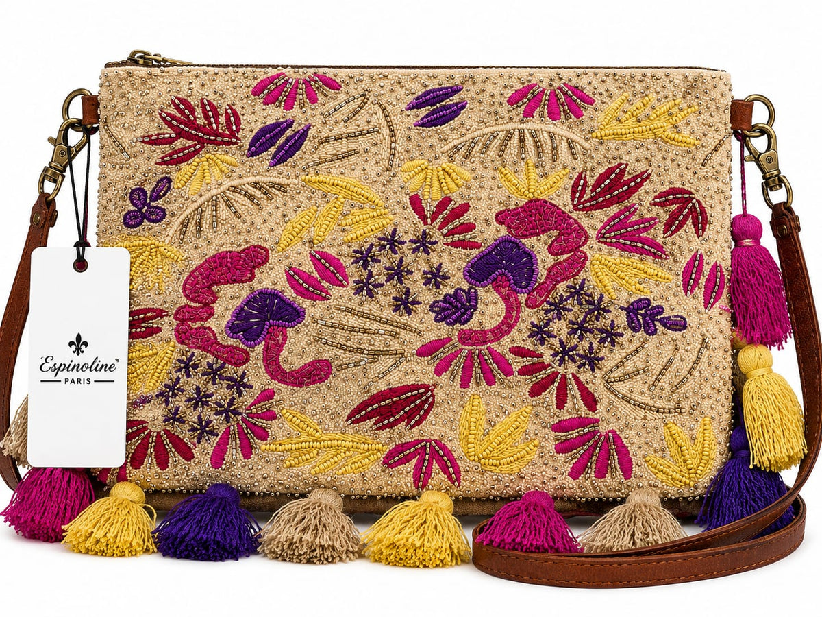 Pochette brodée à pompons